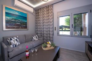 ein Wohnzimmer mit Sofa und Tisch in der Unterkunft Rena's luxury apartment with free private parking in Chania