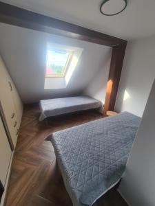 Postel nebo postele na pokoji v ubytování Apartament nad BRDĄ , agroturystyka.