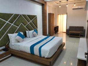 una camera da letto con un letto grande in una stanza di Hotel Neptune Palace ad Ānand