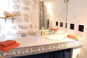 a bathroom with two sinks and a large mirror at Studio St Rémy Historic Center/Air-com in Saint-Rémy-de-Provence