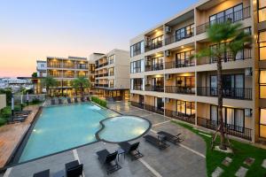 un edificio de apartamentos con una gran piscina en Grand BS Airport Hotel Suvarnabhumi, en Lat Krabang