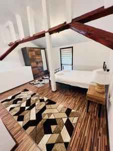 Dormitorio tipo loft con cama y mesa en Apartament in regim hotelier King Medias, en Mediaş