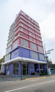 マニラにあるMySpace Hotel Comembo Taguigの通路脇の高層ビル