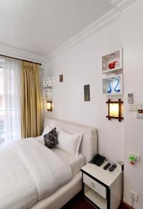 Rúm í herbergi á Hotel M Square Pvt.Ltd