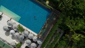 una vista aérea de una piscina con una persona en el agua en InterContinental Bali Sanur Resort, an IHG Hotel, en Sanur