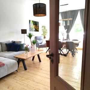 salon z kanapą i stołem w obiekcie FeRo´s Ferienwohnung w mieście Wernigerode