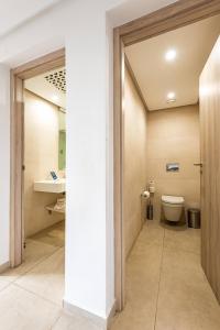 een badkamer met een toilet en een wastafel bij TUI BLUE Medina Gardens - Adults Only - All Inclusive in Marrakesh