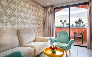 馬拉喀什的住宿－TUI BLUE Medina Gardens - Adults Only - All Inclusive，客厅配有沙发和两把椅子