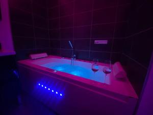 una vasca da bagno con due bicchieri di vino di Appartement moderne avec balnéothérapie a Mers-les-Bains