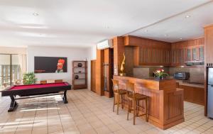 Kuchyň nebo kuchyňský kout v ubytování Beachfront Kalim Beach Villa