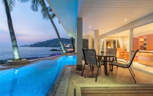 Bazén v ubytování Beachfront Kalim Beach Villa nebo v jeho okolí