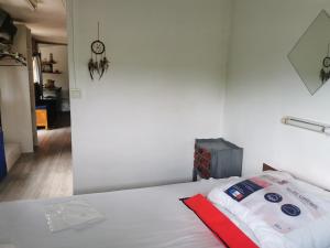 1 dormitorio con 1 cama y reloj en la pared en Mobil home hors camping, en Roquebrune-sur-Argens