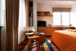 una camera da letto con un letto, una sedia e una scrivania di Chez Tram Homestay a Hanoi