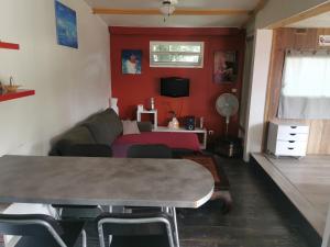 sala de estar con sofá y mesa en Mobil home hors camping, en Roquebrune-sur-Argens