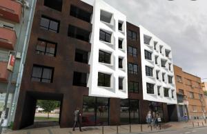 ein Bild eines Gebäudes mit Leuten, die davor laufen in der Unterkunft SNP city center lux in Novi Sad