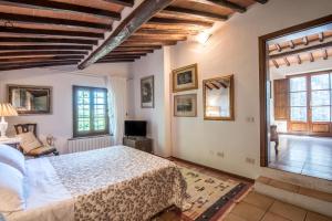 a bedroom with a bed and a tv in a room at Casa Crevole di Martina in Murlo