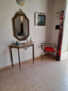 トロペアにあるTropea Casa Mery intero appartamentoの鏡付きのテーブル、椅子