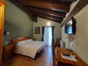 Un pat sau paturi într-o cameră la Albergo Gran Paradiso