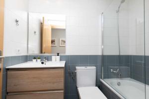 Koupelna v ubytování Casa de La Laguna by BeValle + 7 fotografií