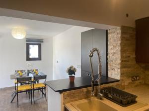 Кухня или мини-кухня в Philip Spacious Apartment
 +18 фотографий