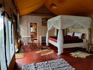 Postel nebo postele na pokoji v ubytování Sang Giri Mountain Tent Resort