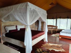 Postel nebo postele na pokoji v ubytování Sang Giri Mountain Tent Resort