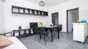 Kuchyňa alebo kuchynka v ubytovaní Apartman A2 s vlastitim bazenom