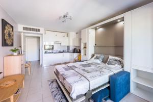 Postel nebo postele na pokoji v ubytování Beau Studio Véranda à deux pas de la mer - parking inclus