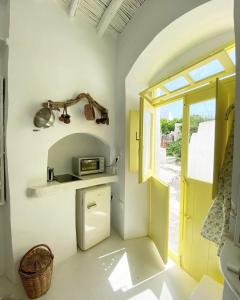 łazienka z toaletą i oknem w obiekcie Serifos Lemon w mieście Serifos Chora