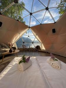 um quarto com duas camas numa tenda em Vollsnes Feriehus em Hjelle