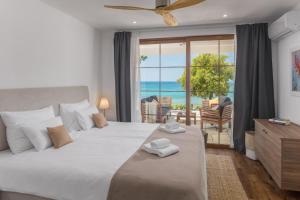 Tempat tidur dalam kamar di Luxury Glamping Beach Villas Porto Bus