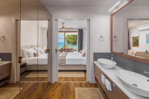 Posteľ alebo postele v izbe v ubytovaní Luxury Glamping Beach Villas Porto Bus