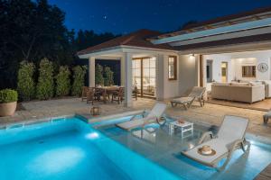 Bazén v ubytovaní Luxury Glamping Beach Villas Porto Bus alebo v jeho blízkosti