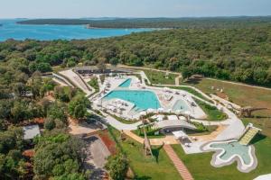 Bazén v ubytovaní Luxury Glamping Beach Villas Porto Bus alebo v jeho blízkosti