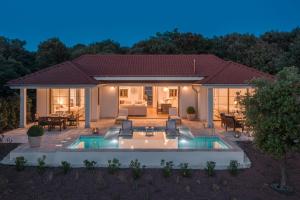 Bazén v ubytovaní Luxury Glamping Beach Villas Porto Bus alebo v jeho blízkosti