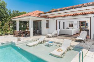 Bazén v ubytovaní Luxury Glamping Beach Villas Porto Bus alebo v jeho blízkosti