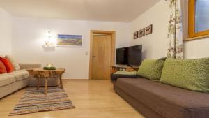 Haus Ferchl في نيوستيفت ام ستوبايتال: غرفة معيشة مع أريكة وتلفزيون