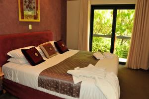 A bed or beds in a room at Waterfall Cottages