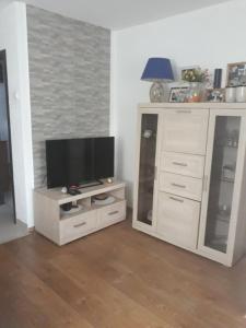 soggiorno con TV su un armadio bianco di ODMOR PRESEKA - REST HOUSE PRESEKA a Plužine