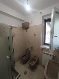 Et badeværelse på Casa degli Ulivi con parcheggio privato