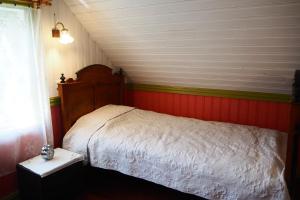 a bedroom with a white bed and a window at Leesi Puhkemaja in Leesi