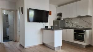 Kuchyňa alebo kuchynka v ubytovaní Apartment By the Mall + 21 fotografií
