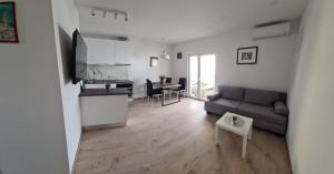 Kuchyňa alebo kuchynka v ubytovaní Apartment By the Mall