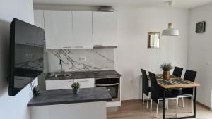 Kuchyňa alebo kuchynka v ubytovaní Apartment By the Mall