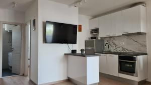 Kuchyňa alebo kuchynka v ubytovaní Apartment By the Mall