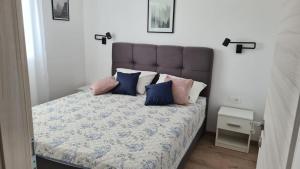 Posteľ alebo postele v izbe v ubytovaní Apartment By the Mall