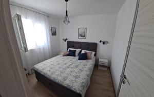 Posteľ alebo postele v izbe v ubytovaní Apartment By the Mall
