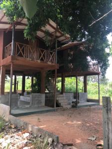 ein Haus mit einer Treppe davor in der Unterkunft Gaga addara resort in Habarana
