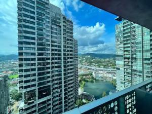 - un balcon avec vue sur deux grands bâtiments dans l'établissement Awesomestay at Arte plus Ampang, à Kuala Lumpur