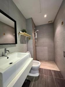 La salle de bains est pourvue d'un lavabo blanc et de toilettes. dans l'établissement Awesomestay at Arte plus Ampang, à Kuala Lumpur